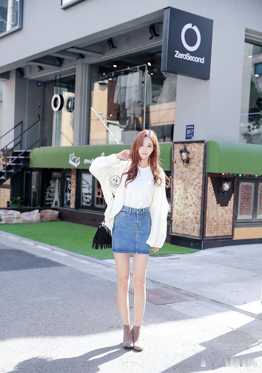 孙允珠，宛如从梦幻中走来。她身着一袭简约的白色上衣，那柔和的色调衬得肌肤愈发白皙