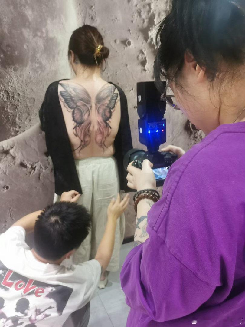 笑死，我这个点才扎完，然后打车回家打不到车，一直加钱，桃子说“妈啊也就骗骗你这种