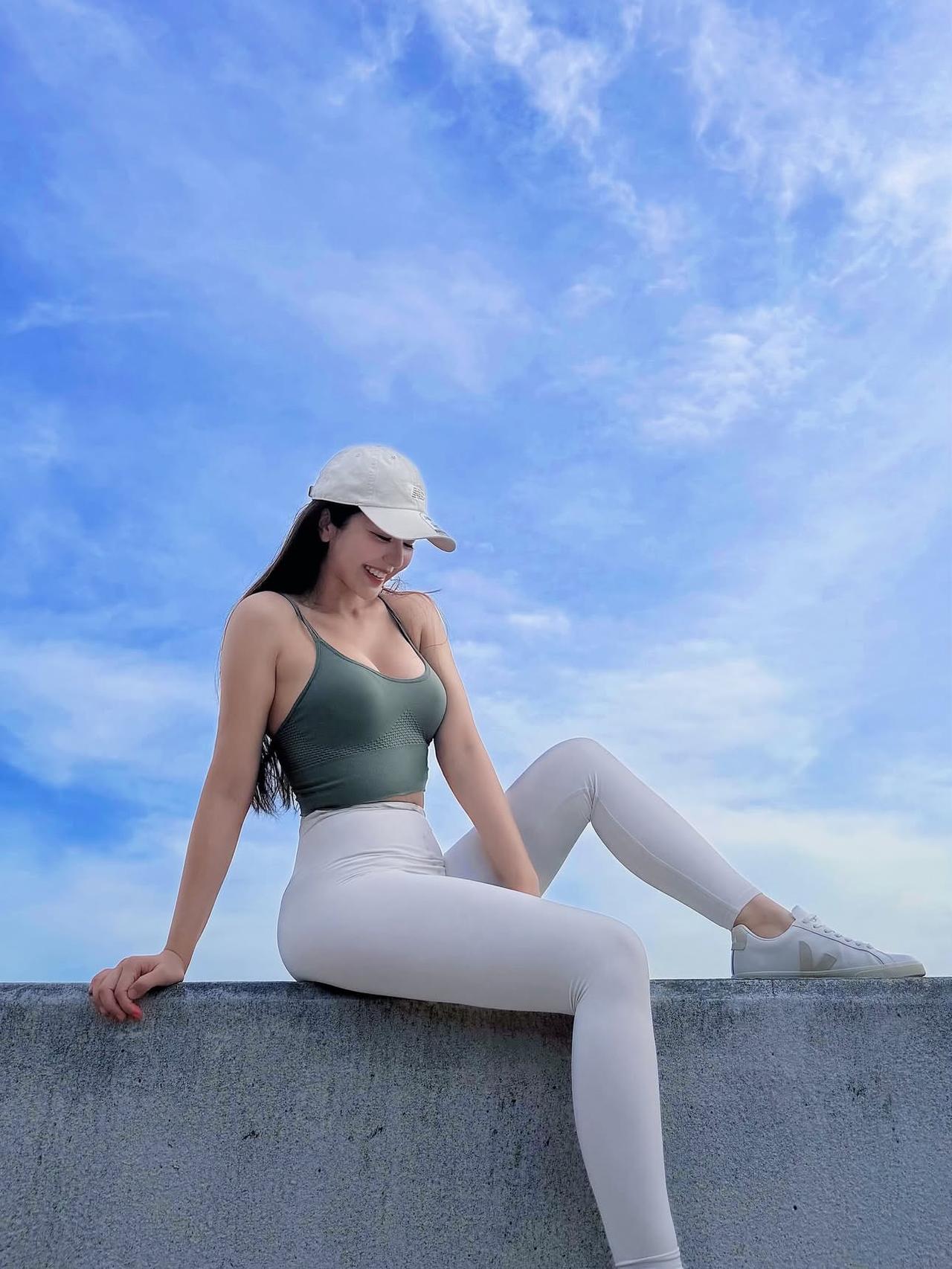 🌊 雾灰背心掐出的腰，裹在奶白裤里的臀，是被海岸线衬得更惹眼的「黄金比例」。