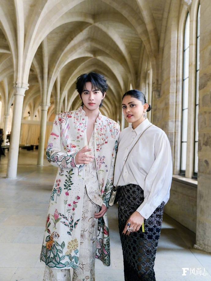 ✖️这身Rahul Mishra 的高定 look 非常吸睛了！细节拉满～演员刘