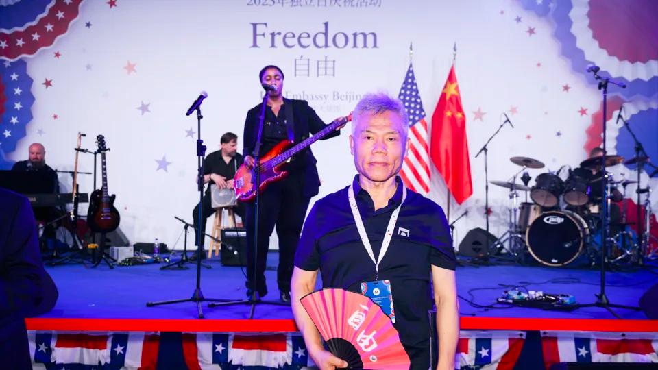 美国媒体如何报道司马南参加美国使馆的国庆节招待会？


题目就很有意思


‘A