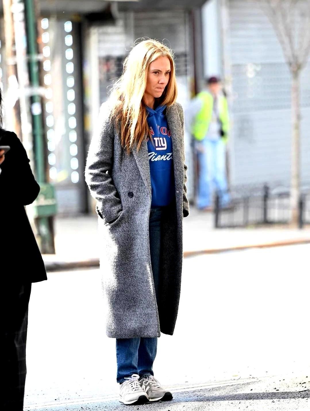 41岁斯嘉丽·约翰逊在纽约拍戏，素颜状态绝了！

最近她在布朗克斯拍新版《驱魔人