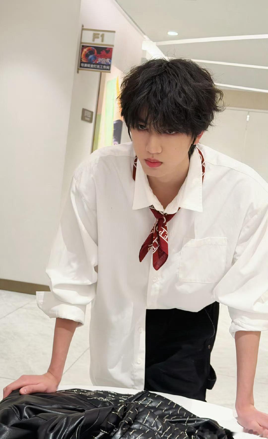 张桂源卷毛白衬衫啊不是这对吗，张桂源男神完成时