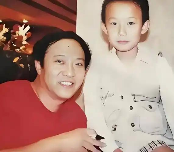 笑着笑着就哭了！76岁牛群的晚年，竟是被在美国“丢”过的儿子给撑起来的。话说牛群