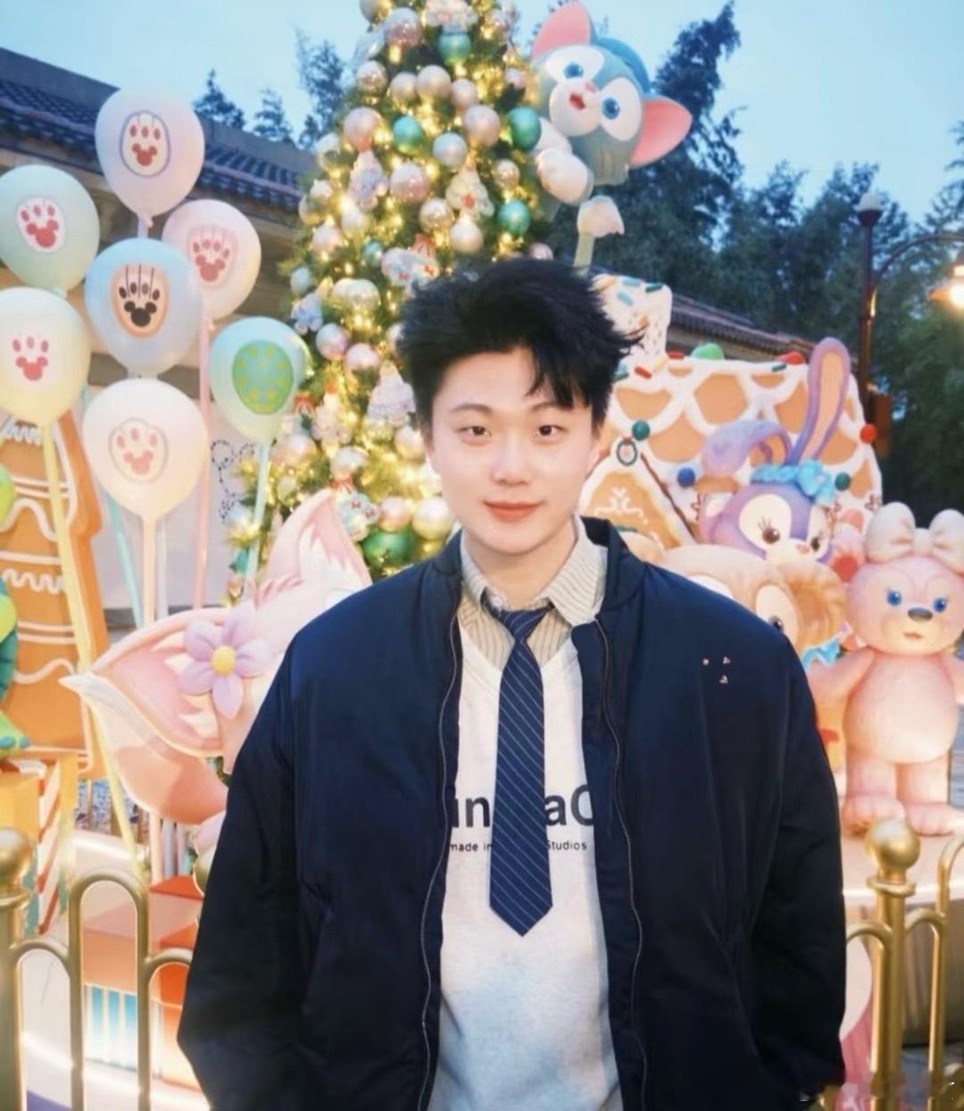 高越恋情 高越恋情疑似曝光，视频里和女生分吃冰淇淋也太甜了吧！不过网友都在问：狗