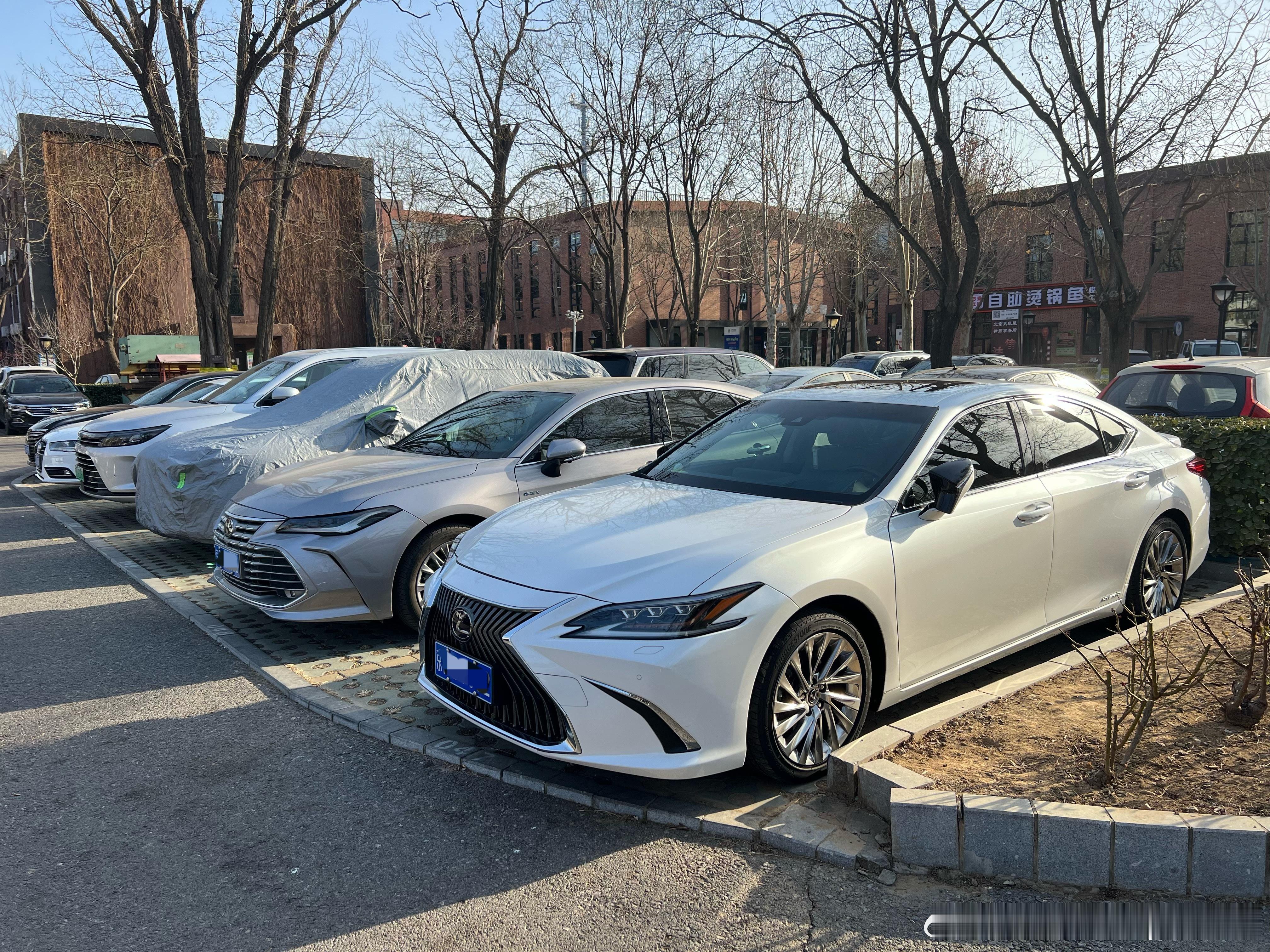 雷克萨斯ES和丰田亚洲龙这俩同门兄弟凑一块还是挺和谐的。同样的平台，用着差不多的