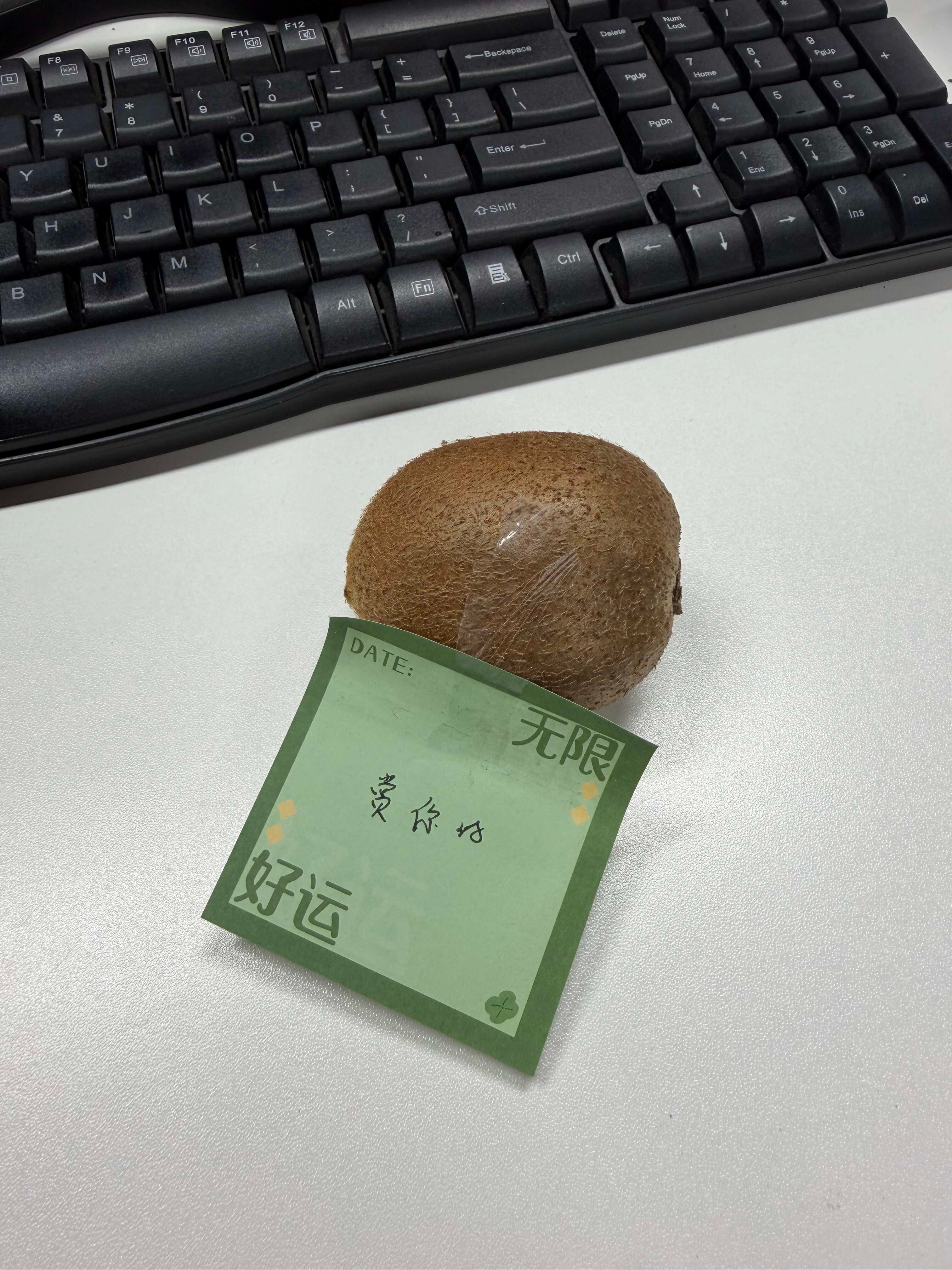 气急败坏从会议室出来，但是看到同事的赏赐本来开完会被气的不行，但是看到了同事赏赐