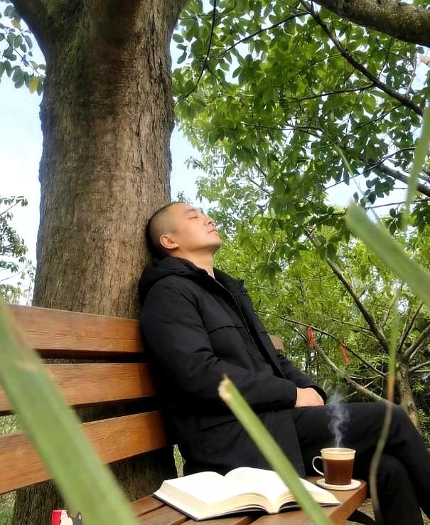 刚退下来的老李跟我抱怨，说手机坏了，半天没个响动。
我笑他：不是手机坏了，是你的