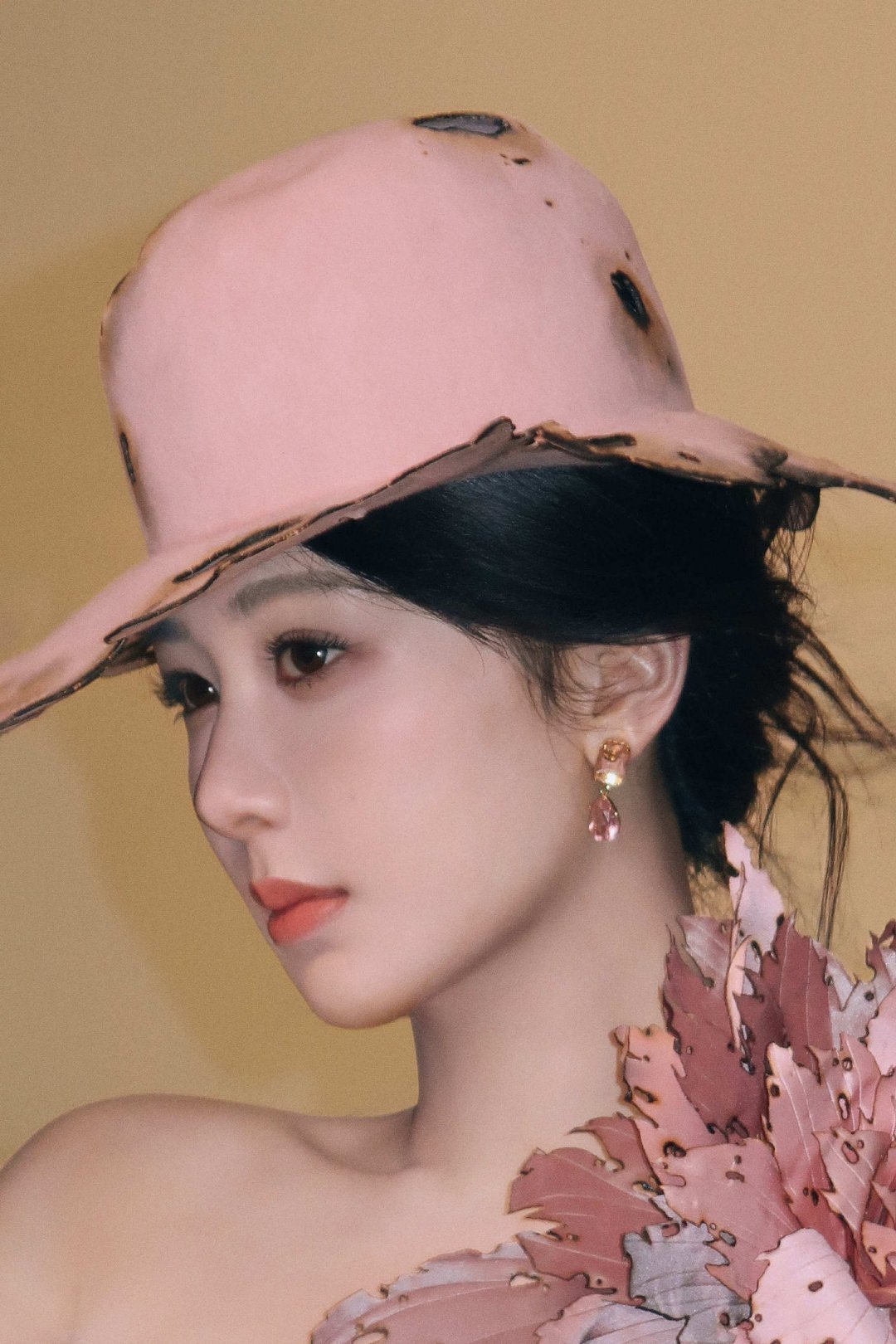 杨紫董竹君 真正强大的人是自信的，自信就会温和，温和就会坚定。杨紫玉兰花开君再来