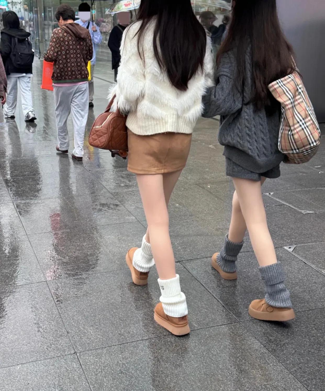 不理解，为什么现在的女生都喜欢穿啊。今日与室友漫步街头，偶遇两位时尚达人，不约而