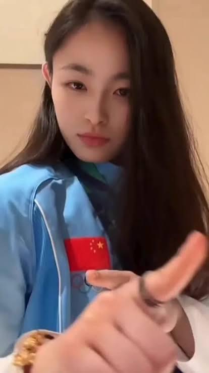 中国运动员在亚运会上赢得金牌，庆祝方式也像夺金过程一样，成为旋风。

今天的年轻