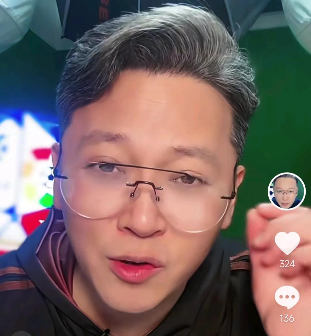 解说员周亮爆了一个料。
他在解说比赛时透露，其实上海海港的主力球员杨希，上海申花