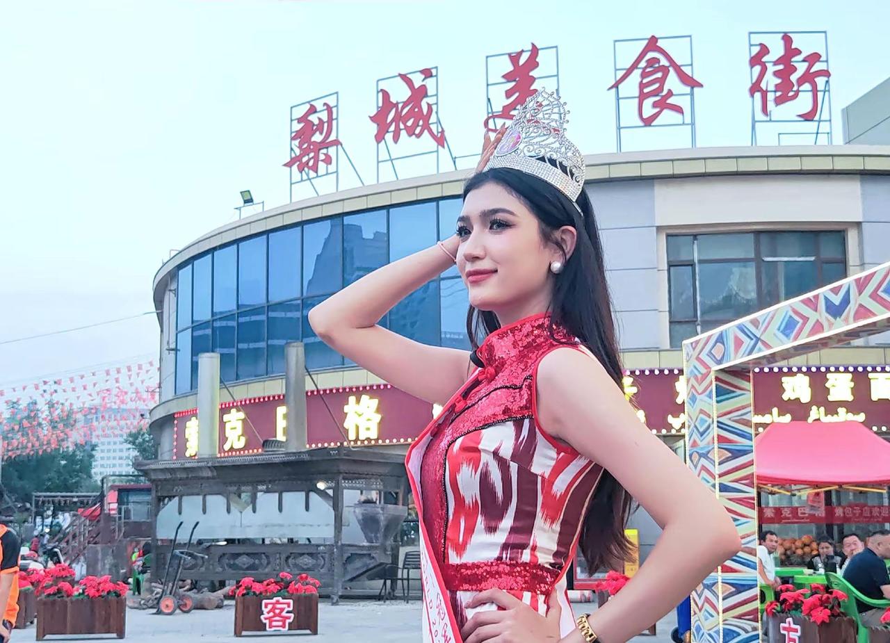 2026年世界华人美后全冠军库尔勒女孩。库尔勒女孩祖丽米热·吐尔逊借出众的外貌与