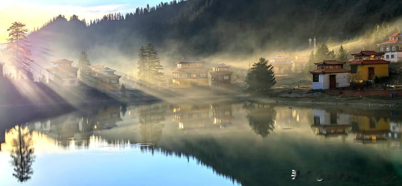沉醉日出时分的措卡湖，方明白何谓“”人间仙境，九天瑶池”！

位于川藏中线上甘孜