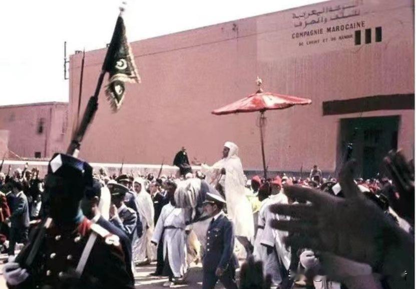 1971年，中国大使张伟烈出席摩洛哥国王寿宴，叛军突然冲入会场疯狂扫射，现场死伤