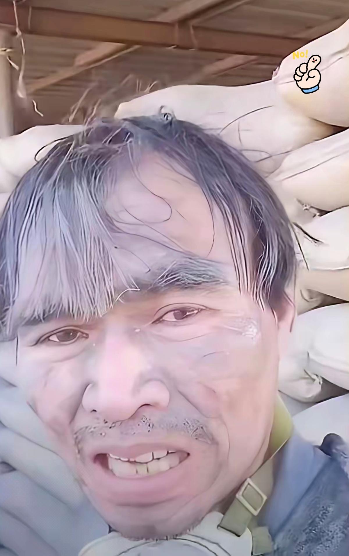 5元背一袋水泥上6楼，女子还价后悔哭了，真相让人心酸！
 
        谁懂