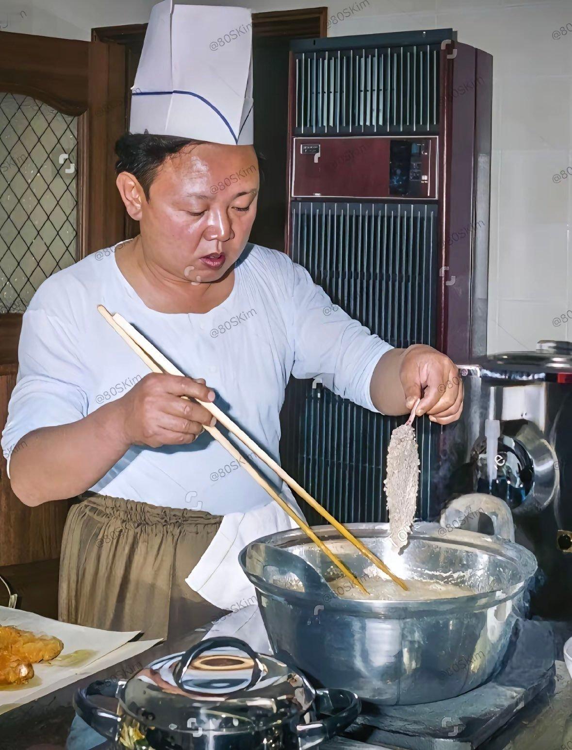 80年代，一位父亲正在给孩子们炸鸡块。 