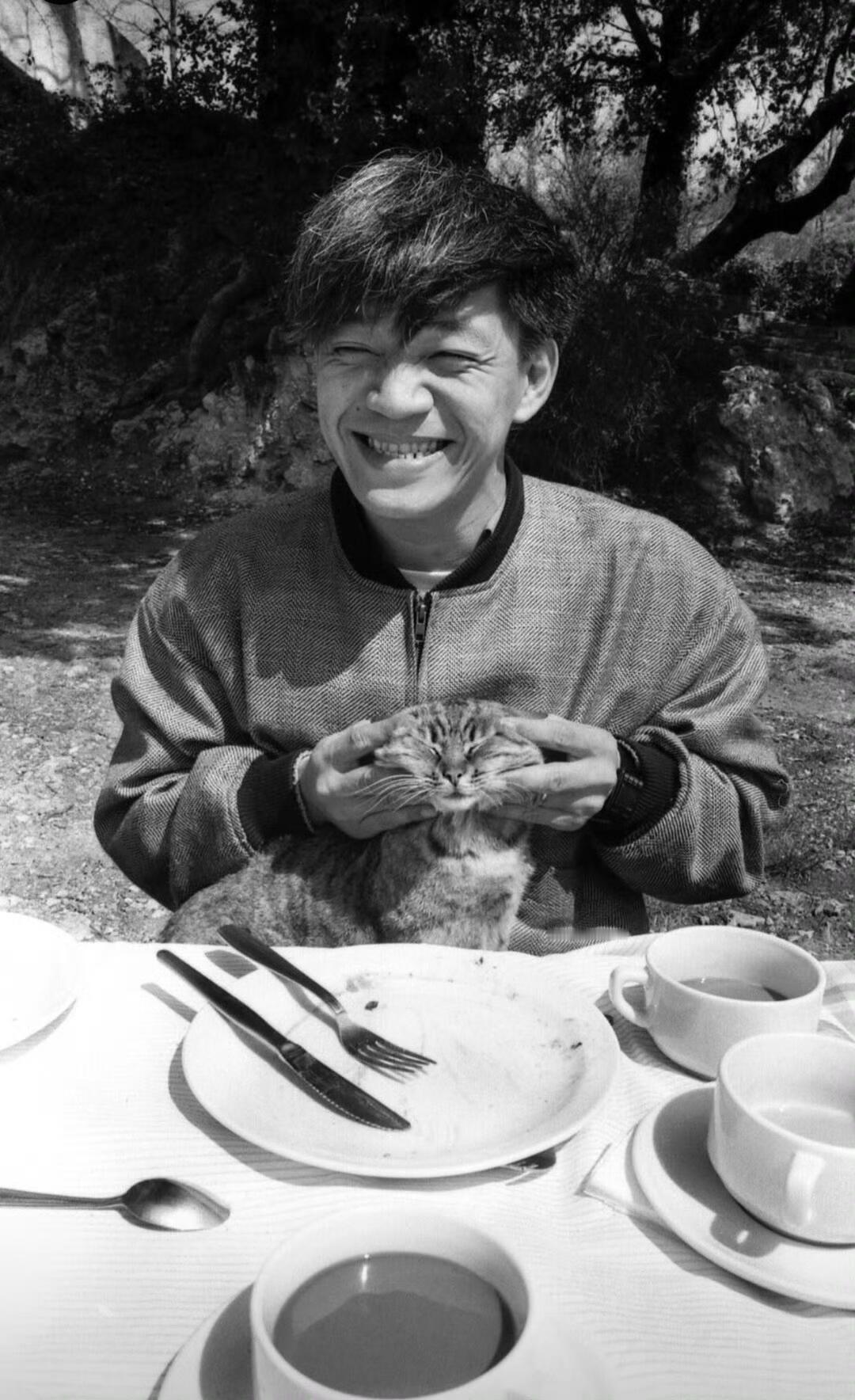 教授这张笑得像个三岁孩子 