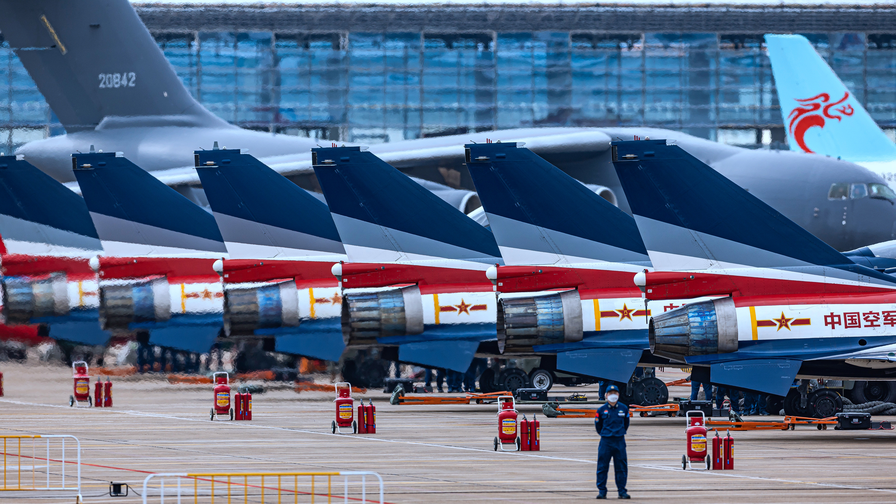 #航空新视野[超话]# 我国空军八一飞行表演队歼-10A战斗机和歼-10S战斗机
