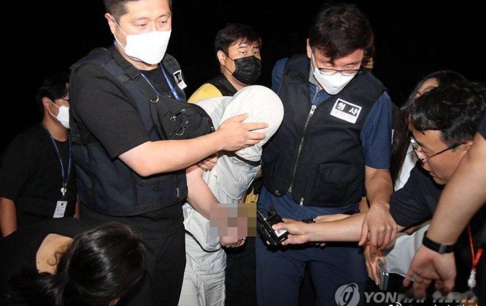 郑某对在韩被害女生下毒手前就有劣迹，他曾经的学生发帖称，郑某曾以“卡毕业”威胁女