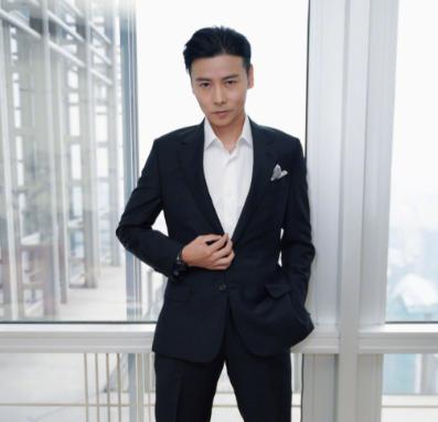 动作演员不易！
张晋的微动作骗不了人


四月份时在国外度假突发心脏剧痛，
急救