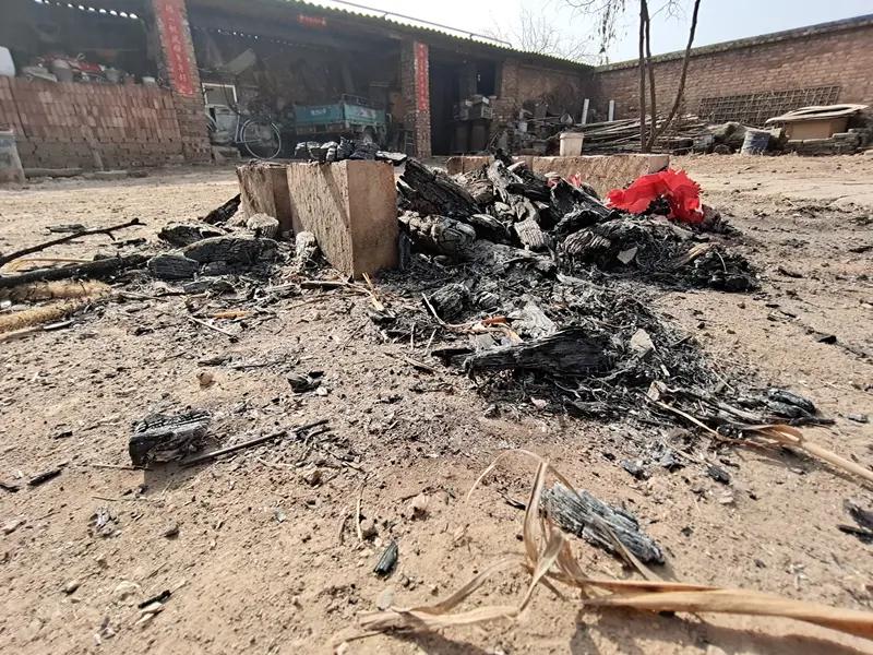 新华社提出“莫让标语成‘镖语’”太有必要了。像“一家烧火，全家坐牢”“你若酒驾，