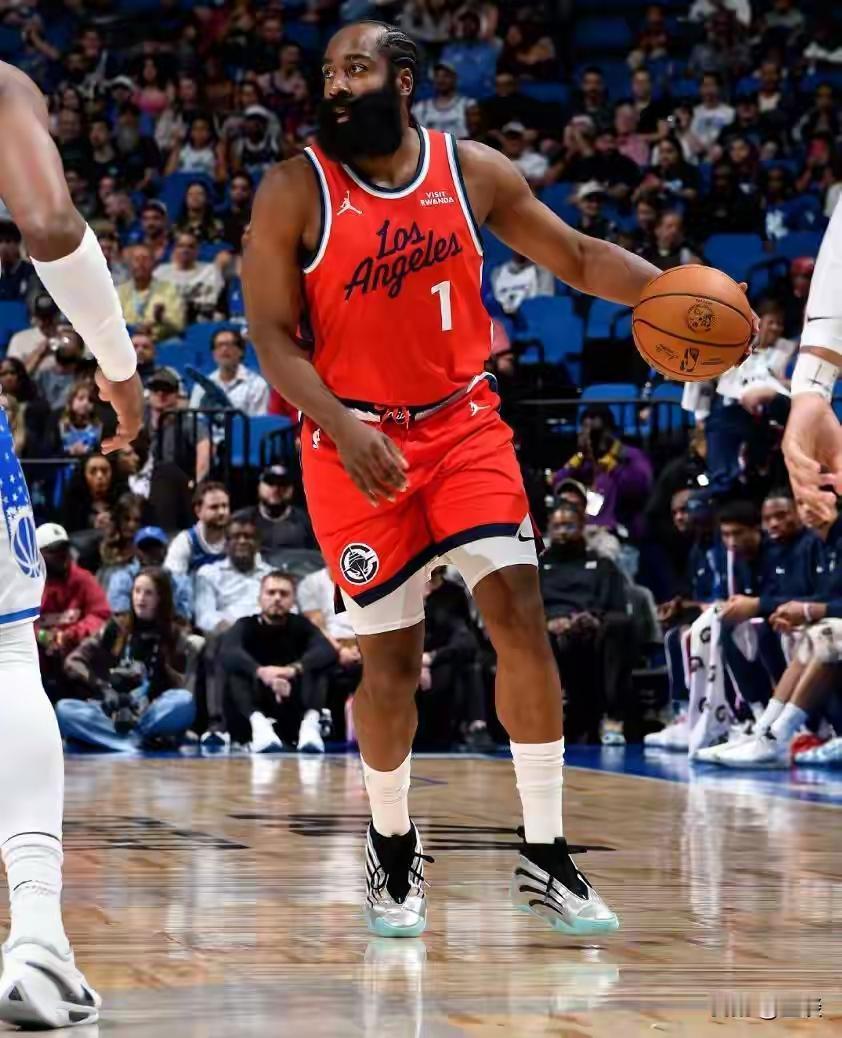 中锋球员中,谁和哈登最搭配?
哈登这个级别的后卫，我想每个中锋都希望自己能和他搭