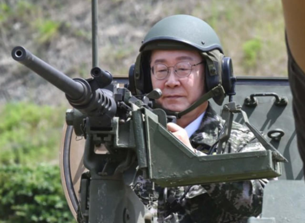 极罕见一幕发生：韩国总理离华当天，李在明突然穿着防弹衣警告中国！
 
2026年
