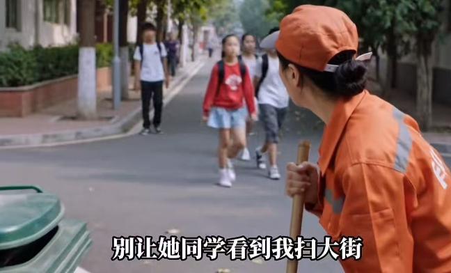男孩撕了同学的作业本，还打了同学，被老师叫到办公室批评。老师问他为什么打人？男孩
