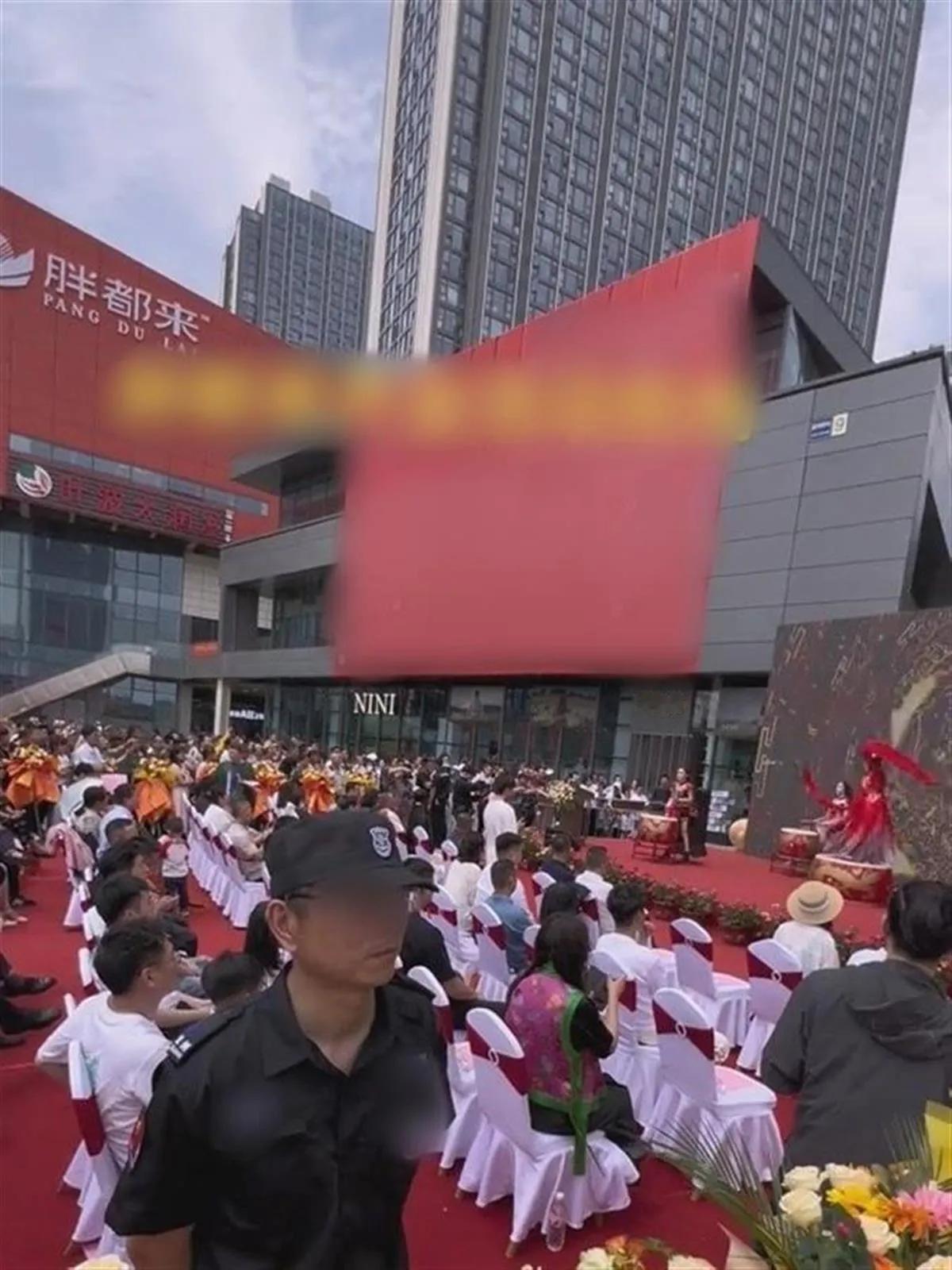 胖都来盛大开业，康帅傅方便面、七匹狠男装、大白免奶糖，雷碧、白事可乐、老于妈，维
