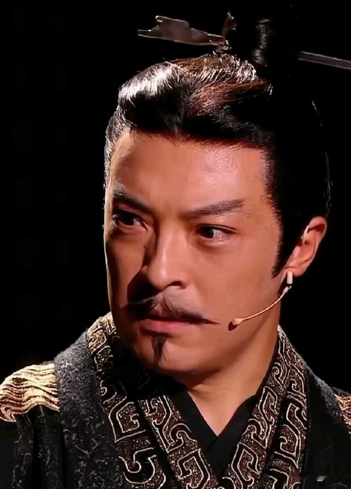 《诗经》里写的秦王。沅汰博物馆 

穿着锦衣狐裘，衣服上刺绣了贵族服饰特有的花纹