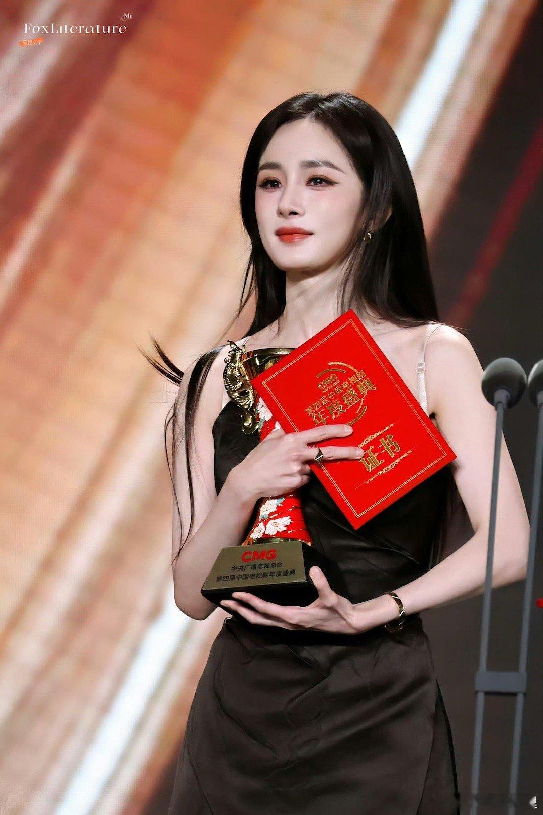 杨幂双料视后了恭喜杨幂真的一路人不容易这次实力问鼎 