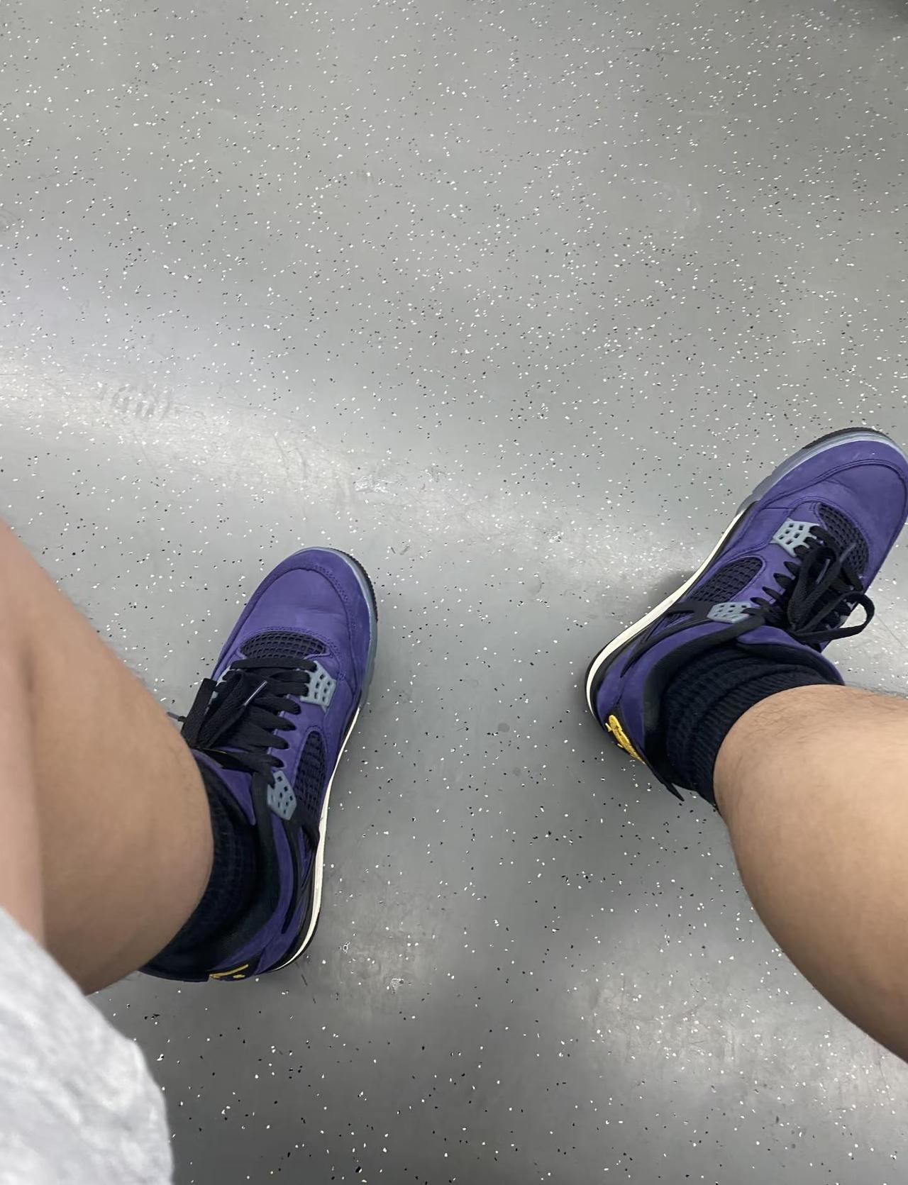 aj4湖人紫
这个配色我个人也很喜欢[吐舌]黑袜 球鞋 紫色系 球鞋爱好者 aj