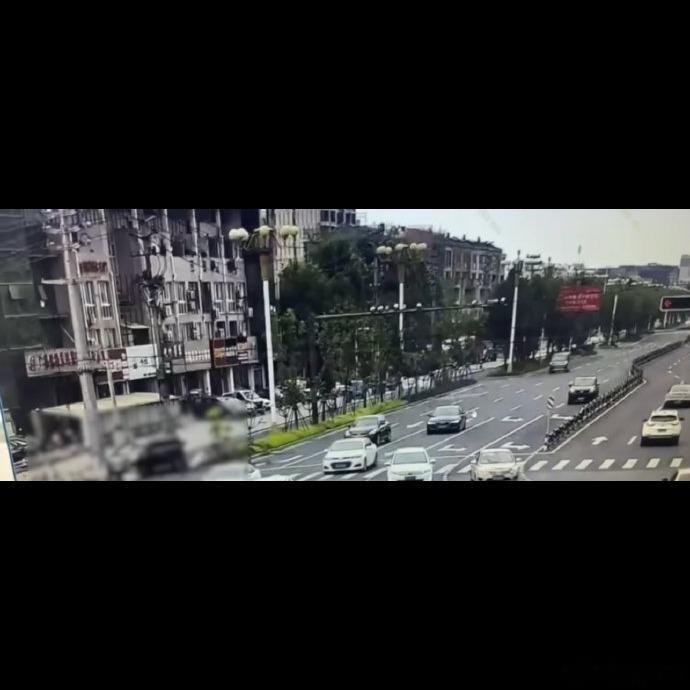 说实话36岁女司机开车直接飞过绿化带撞人，这操作真是离谱到家了🚗 广德这起事故