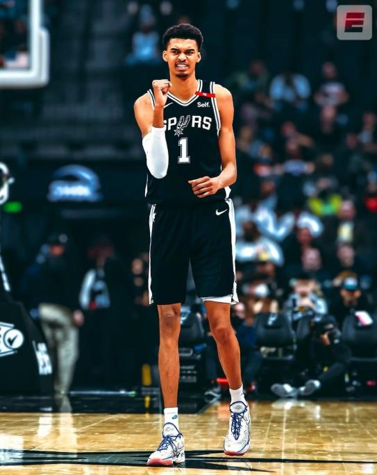 文班亚马的真实身高，把整个NBA都骗了

选秀报告上写的是2米22，后来改成了2