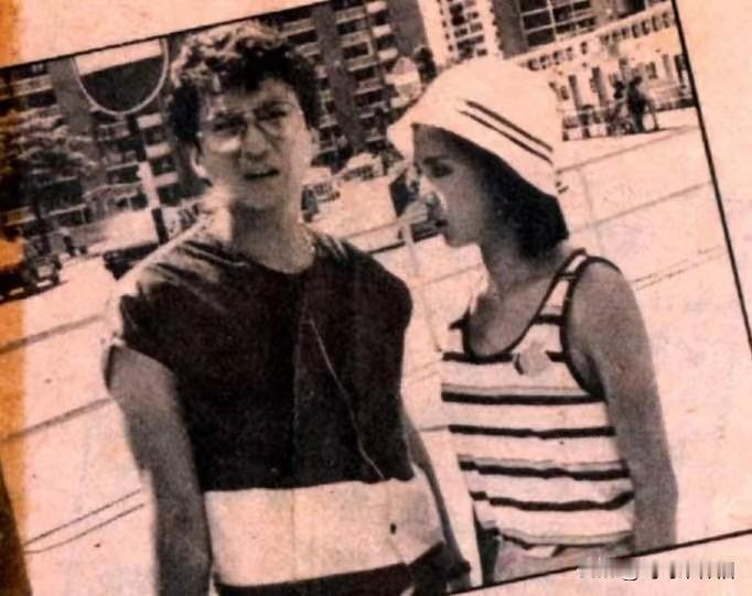 🎆永远的翁美玲
🌞 1983年夏，阳光刺眼。
他皱着眉在念叨，她低着头在笑。