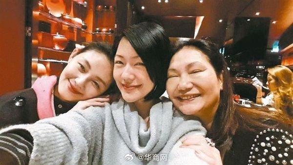 【#小S入围金钟奖称想和姐姐分享喜讯#】#小S确认将出席金钟奖#据台媒报道，金钟