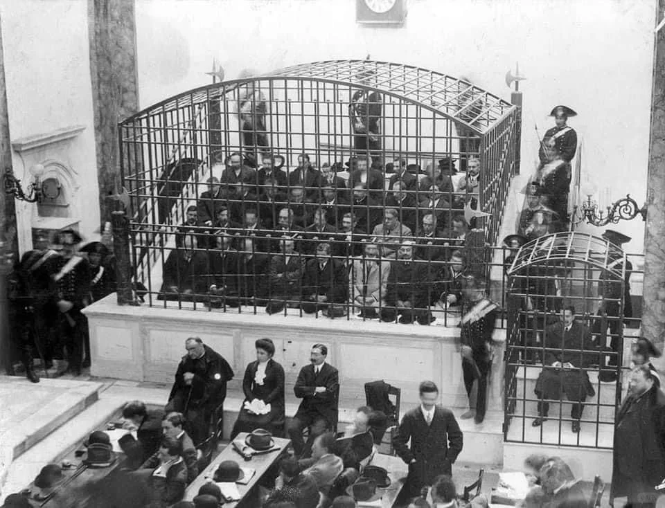 1911年，意大利，那不勒斯黑手党的34名成员在审判期间被关在法庭上。...