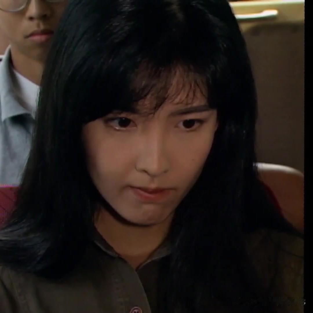 最难忘的是1992年TVB神剧**《大时代》**。 周慧敏饰演的"小犹太"阮梅，