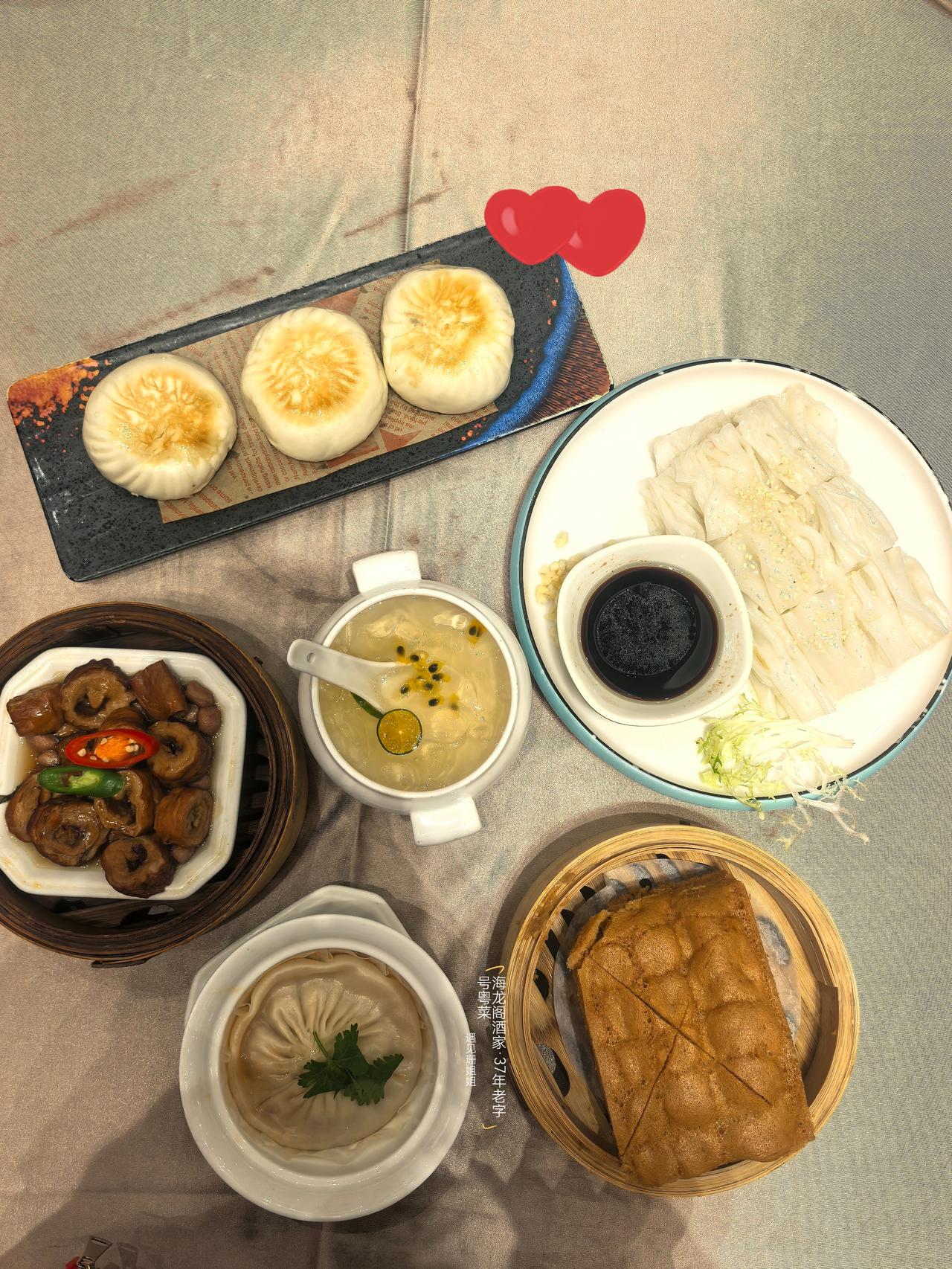 大厅开阔大气，满满都是前来饮茶的本地街坊，烟火气十足，是很地道的老广茶楼。
不是