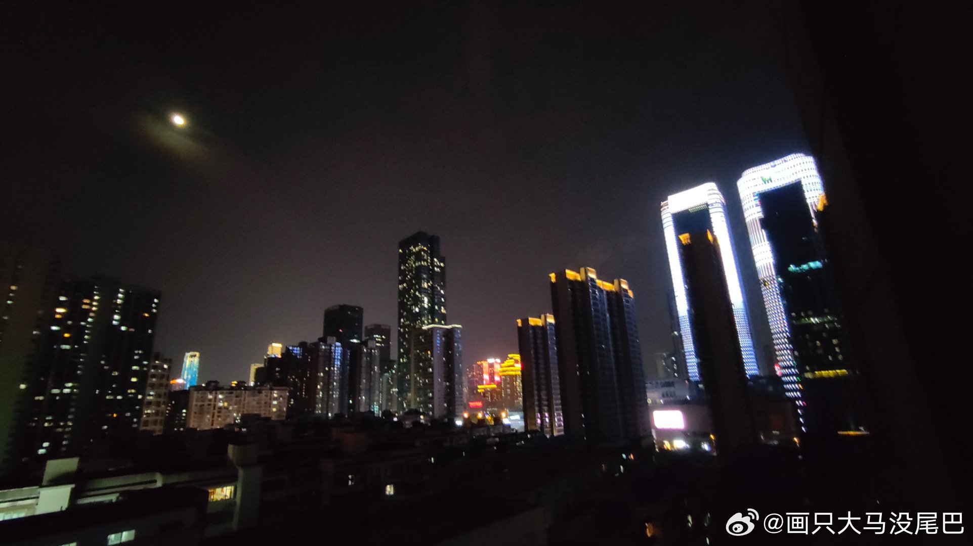 我们从乐山到成都再到长沙，很是羡慕当地人丰富的夜生活，但是换做自己，根本做不到，