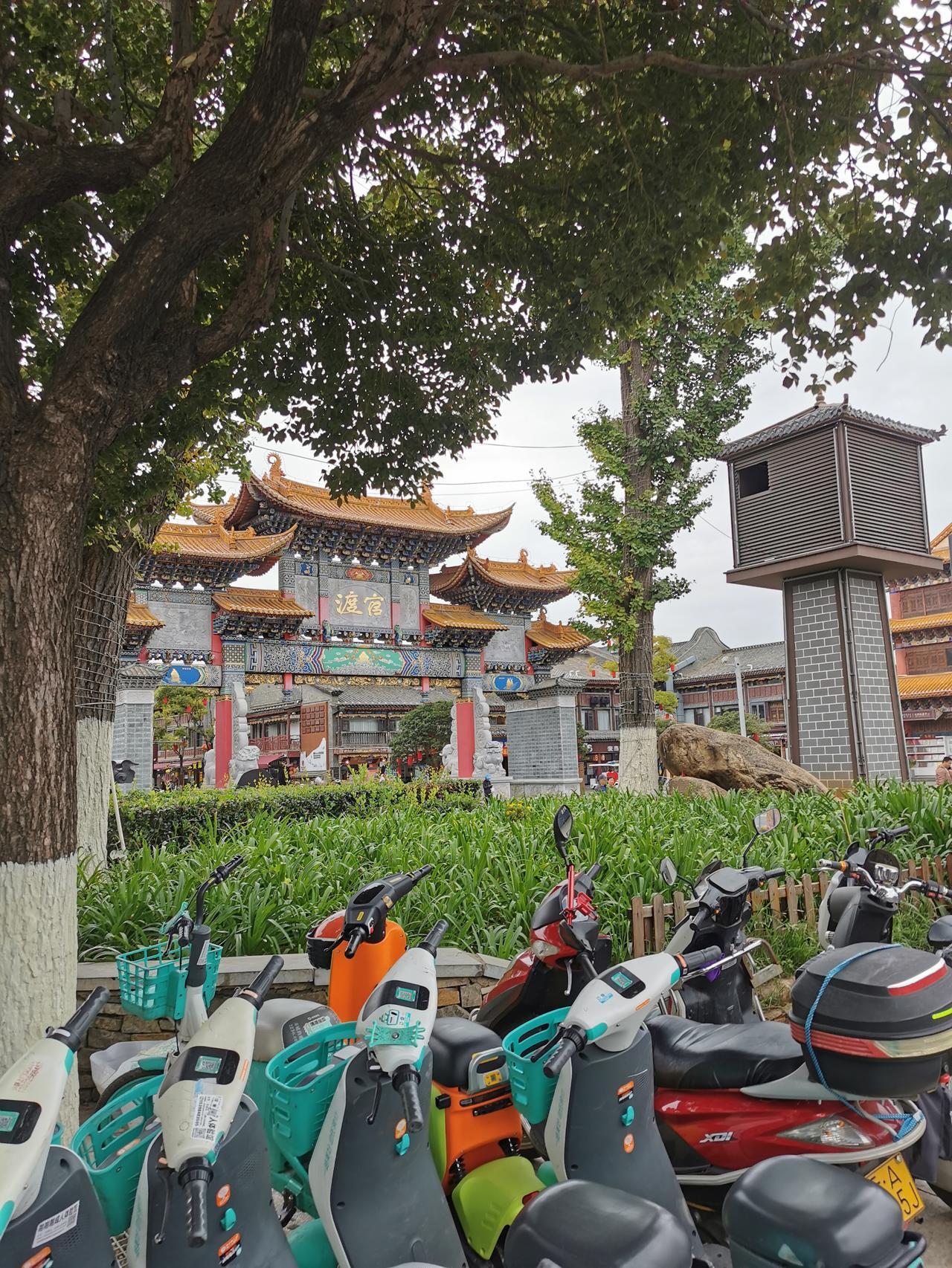 今天路过昆明官渡古镇，没进去。边上转了一下。
官渡区是昆明比较大的一个片区，也是