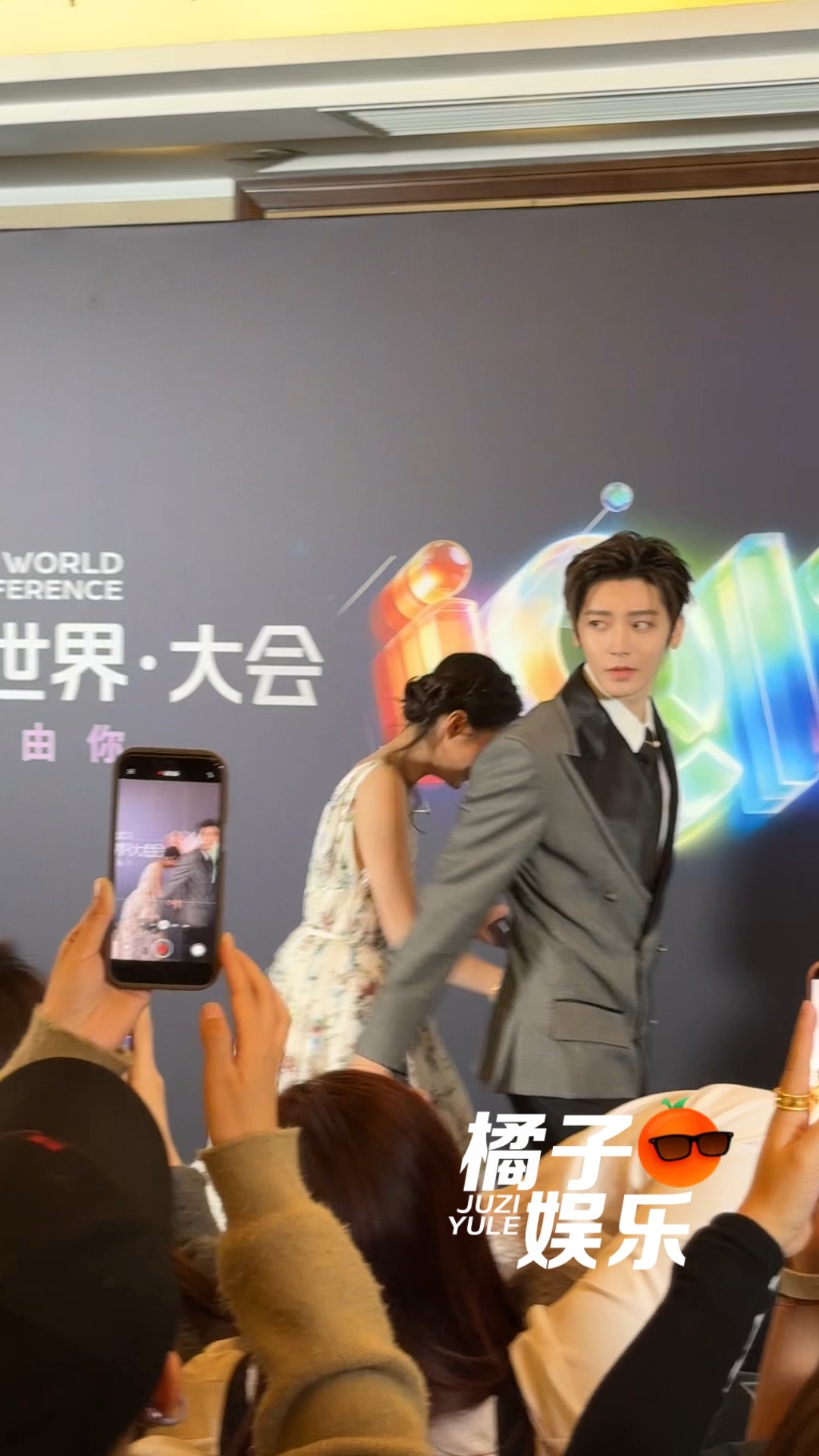 啊啊啊啊啊啊侯明昊你是不是有点太会了！！所有人严肃品鉴这个牵手！！（这个环节是艾