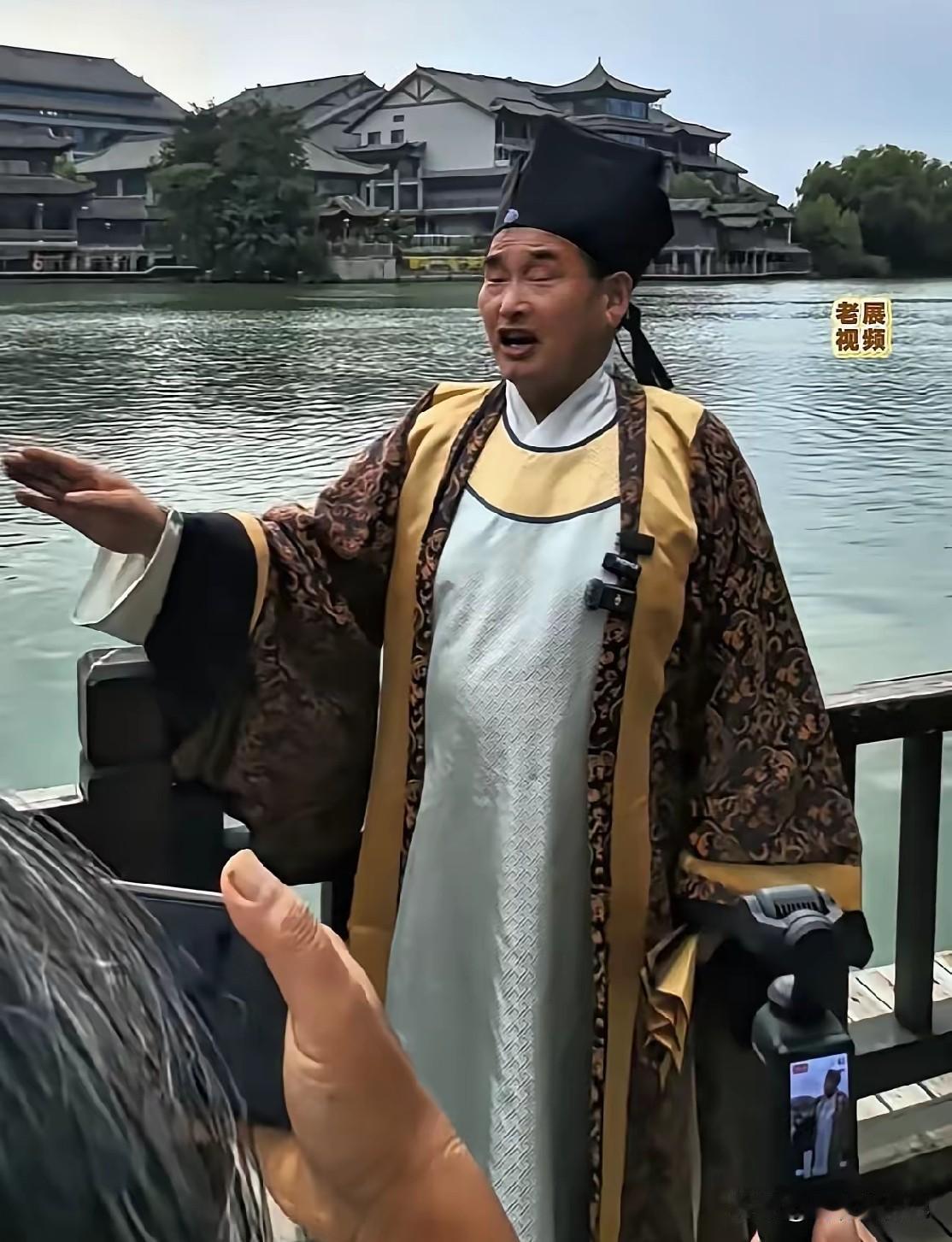 最近大衣哥很高调啊，穿着各种服装扮演各种人物。