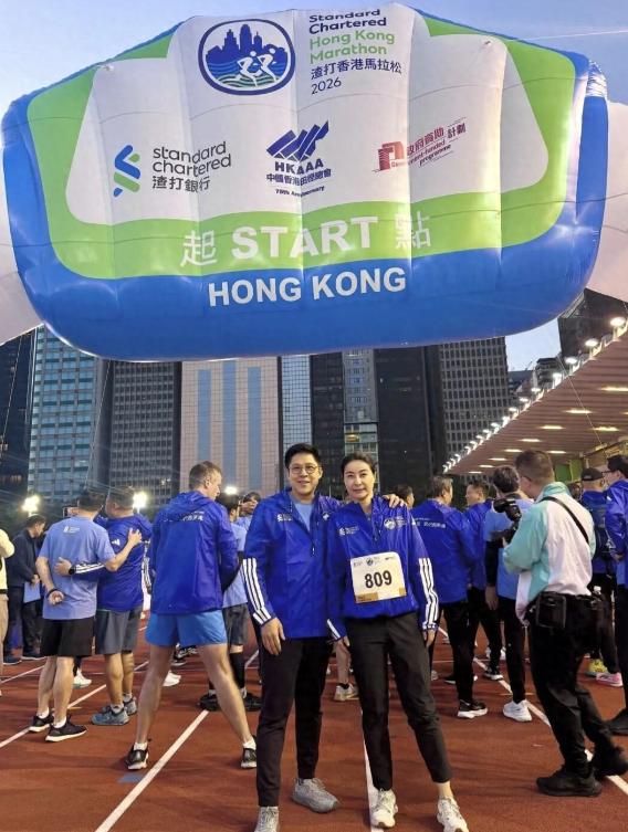 1月18日，香港，霍启刚郭晶晶一起跑香港马拉松，快到终点时霍启刚放弃冲线，从口袋