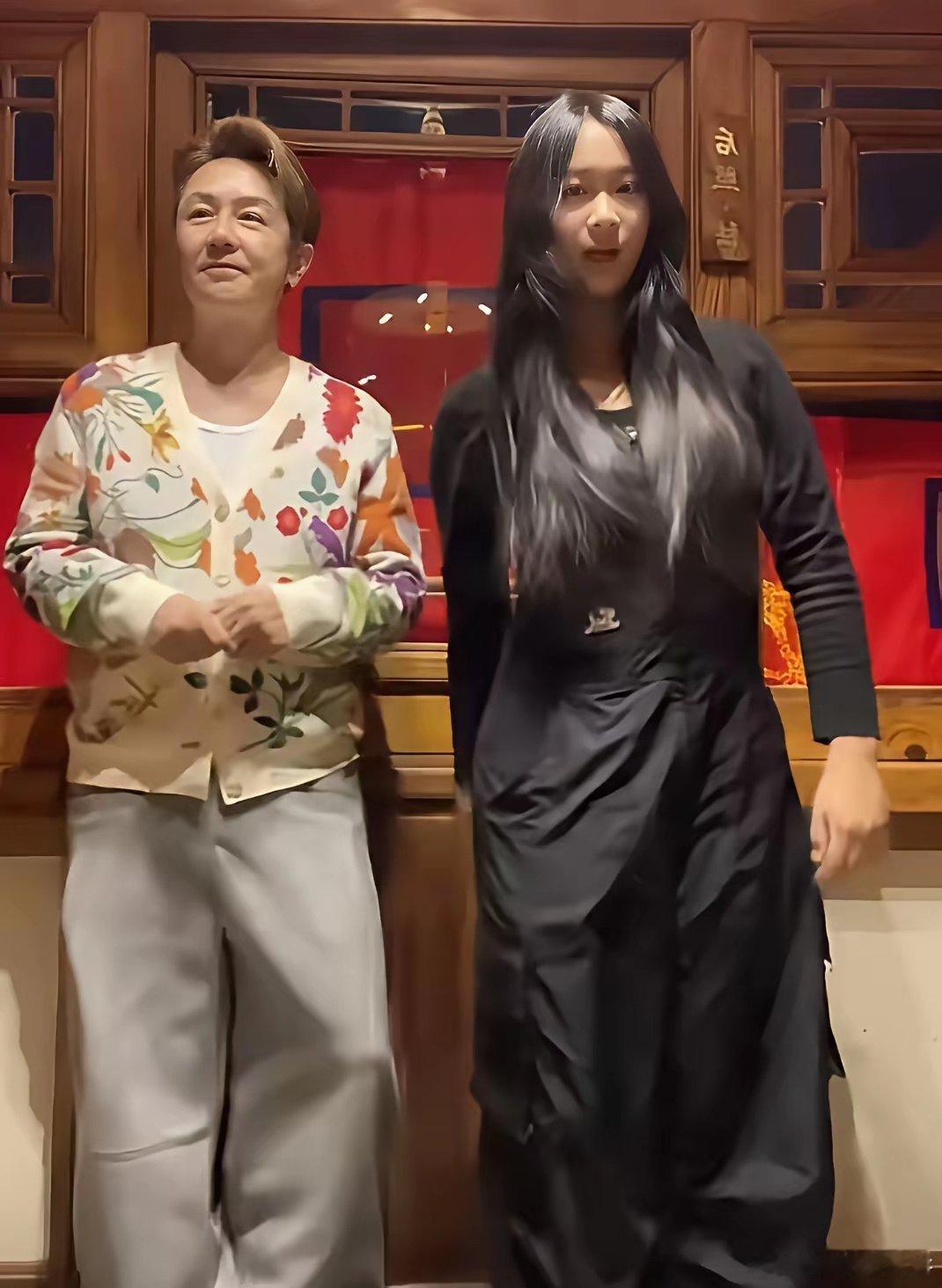 陈浩民从年入千万跌到百万，四个娃国际学校一年烧掉近百万，为养家啥烂片都接、老婆直