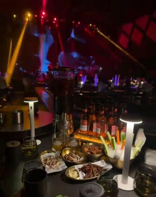 喝酒可以让自己进入自由和松弛的状态，醉眼看世界，事事都温柔。