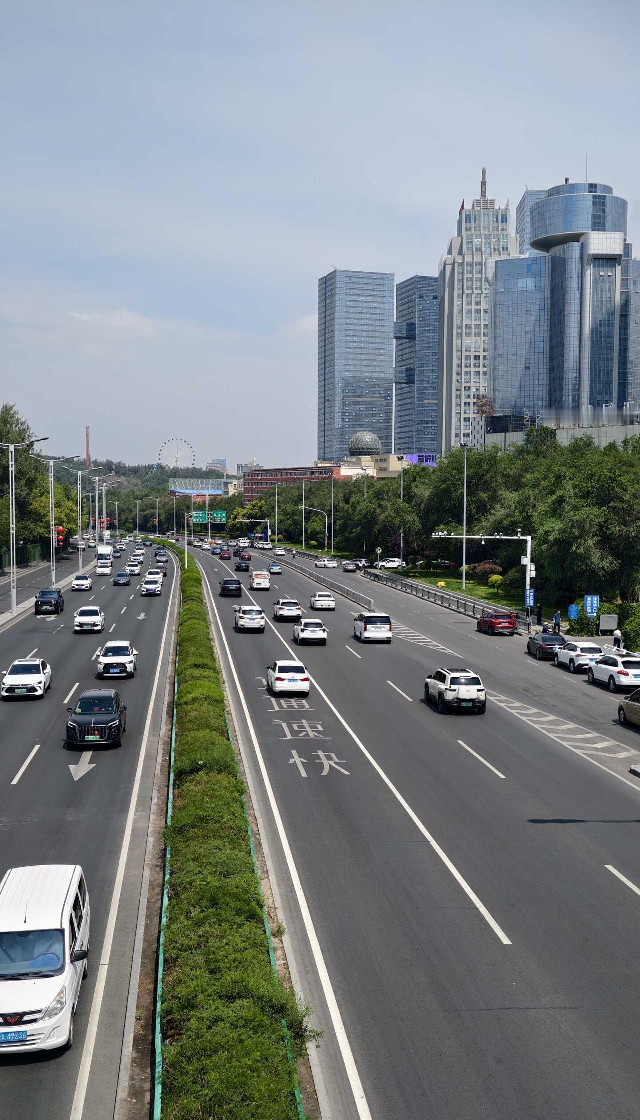 乌鲁木齐温度刚刚好 不冷不热
城市的温度