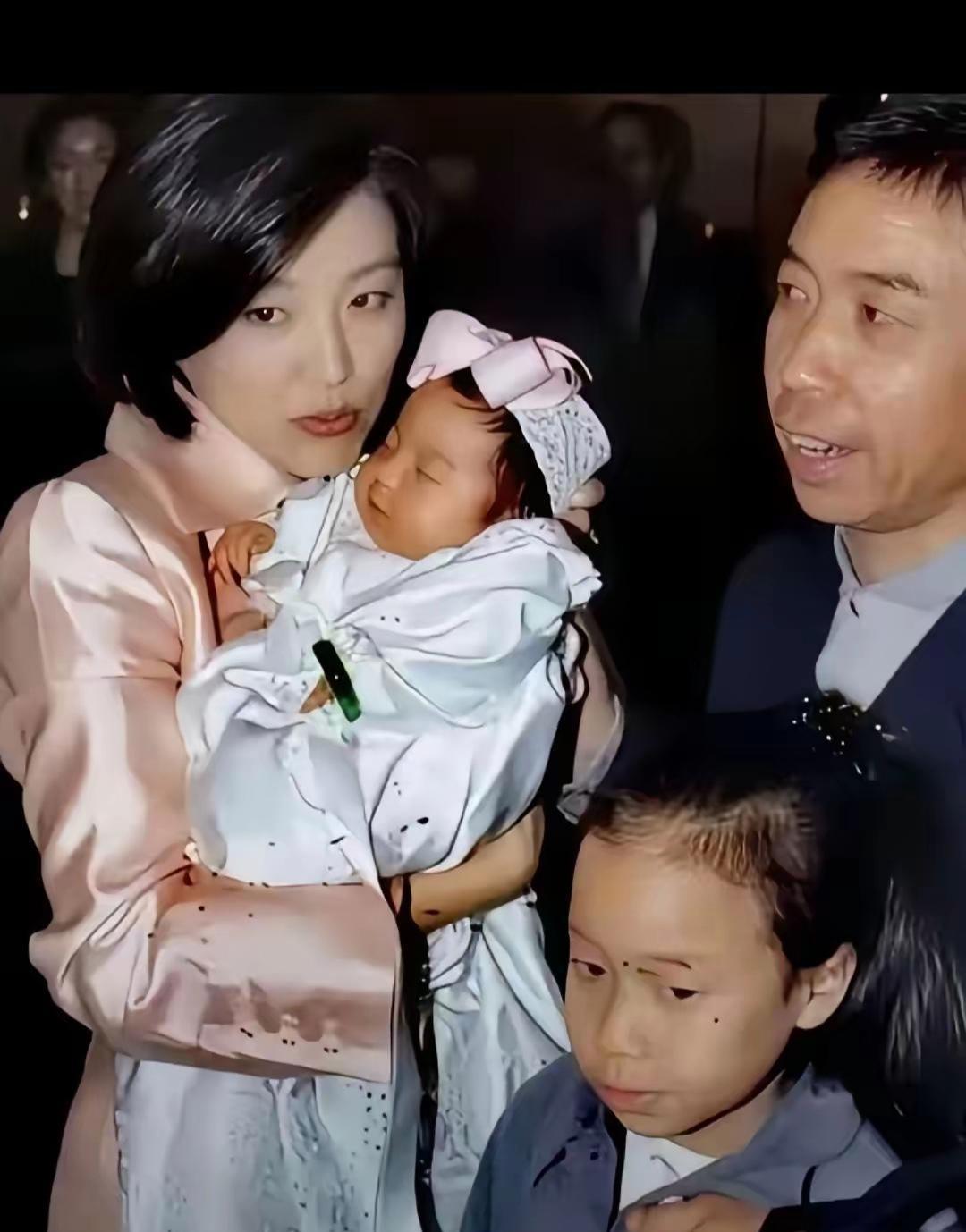 这是林青霞年轻时生完孩子后的照片，照片中她虽显疲惫，但神情满足，充满母爱光辉‌‌