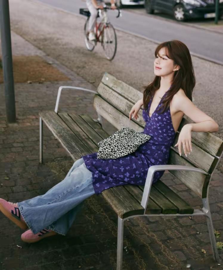 2024年流行“裙子👗+裤子弹”！赵露思、娜扎田曦薇等明星穿出时尚感。 